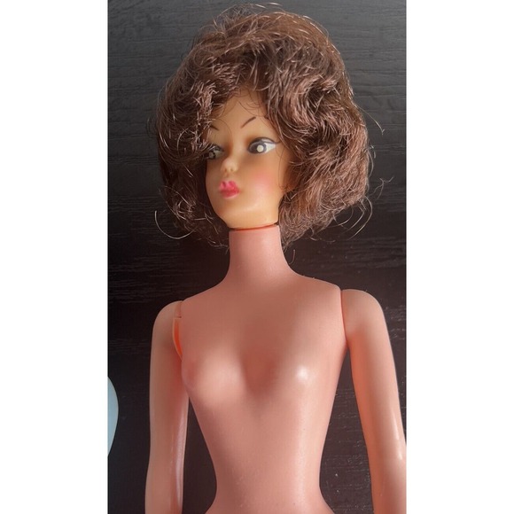 Unique Bubble Cut Brunette, Doll‎ w Original Swimsuit•Shoes & Stand•Barbie- Rare - Picture 16 of 16